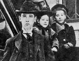 Edward Cudahy, Jr. & his two sisters, circa 1900