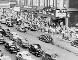 Streams of cars in front of Regis Hotel, Omaha, Nebraska; V-J Day, August 16, 1945