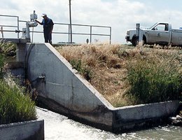 The combination of irrigation service specialists and a computerized supervisory control system increases the efficiency of the project’s delivery system