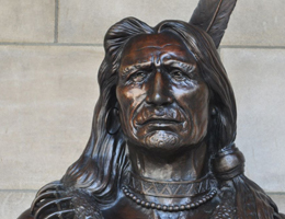 Standing Bear busto de Ted Long